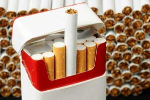 une proche en haut de une pack de cigarettes photo