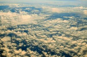 une vue de le des nuages de un avion fenêtre photo