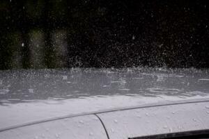 une voiture est couvert dans pluie photo