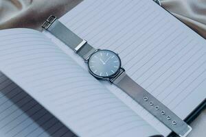 l'horloge et travail bloc-notes, affaires et temps la gestion concept. photo