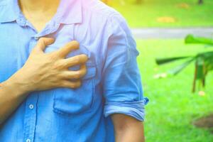 une homme est en portant le sien poitrine dans le herbe photo