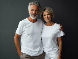 ai généré une Sénior couple portant blanc correspondant à t-shirts maquette pour conception modèle photo