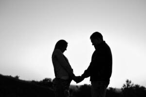 Enceinte couple silhouettes photo