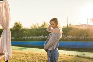 Jeune content Enceinte femme relaxant et profiter la vie dans l'automne la nature photo