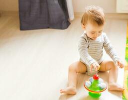 bébé garçon en jouant avec jouet à l'intérieur à Accueil photo