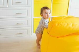 enfant et bambin concept - curieuse bébé dans le pièce photo