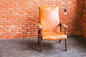 fauteuil sur brique mur Contexte photo