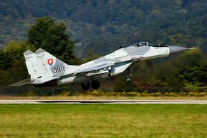 sliaque, slovaquie, 2016 - militaire combattant jet avion à air base. air Obliger vol opération. aviation et avion. air la défense. militaire industrie. mouche et en volant. photo