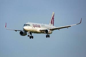 Budapest, Hongrie, 2023 - Qatar voies aériennes Airbus a320 passager avion à aéroport. aviation et avion. air transport et Voyage. mouche et en volant. photo