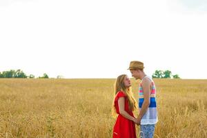 Jeune couple dans le blé champ. été ou l'automne saison, copie espace photo