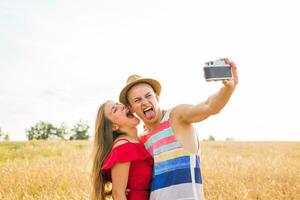 Jeune couple dans l'amour prise selfie photo