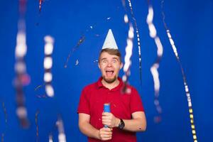 Jeune marrant homme avec confettis. vacances, carnaval, Noël et Nouveau année fête concept photo