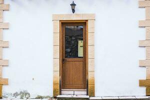 proche en haut de une de face porte avec carré décoratif la fenêtre. photo