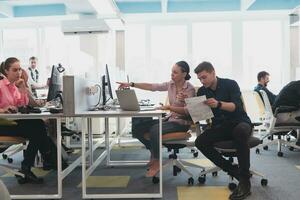 personnes travaillant au bureau photo