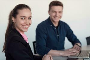 personnes travaillant au bureau photo