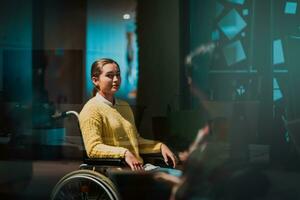 une femme dans une fauteuil roulant en utilisant une portable photo