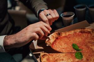 une homme est Coupe une Pizza dans pièces photo