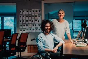 une homme et femme dans une fauteuil roulant dans un Bureau photo
