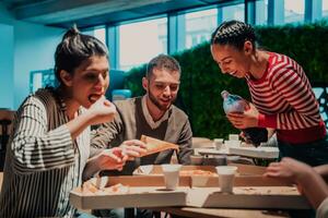 gens en mangeant dans le Bureau photo