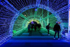 Osaka ville, jp, 2018 - le touristes a pris une marcher et photographié dans le LED tunnel lumière avec bonheur à tempozan Osaka baie. photo