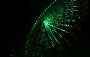 Chercher vue de ferris roue à tempozan Osaka baie, Osaka, Japon avec vert lumière à nuit temps. photo