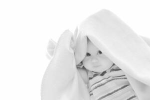 une noir et blanc photo de une bébé