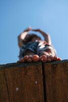 une homme est permanent sur une en bois rebord photo