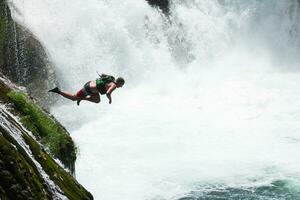 une homme est permanent sur une en bois rebord photo