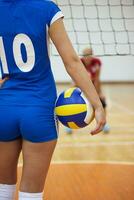 fille jouant au volleyball photo