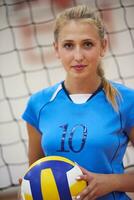 fille jouant au volleyball photo