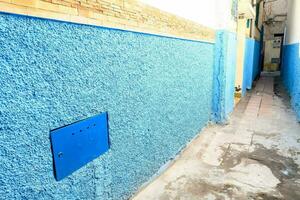 une étroit ruelle avec bleu des murs photo