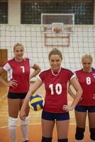 femmes en jouant volley-ball photo