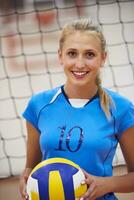 femme jouant au volley-ball photo