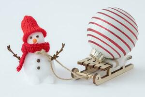 bonhomme de neige avec Noël ornement et une luge photo