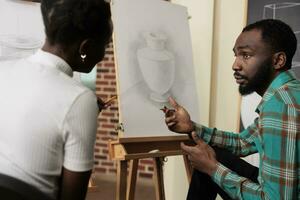 réunion Nouveau copains dans art classe. deux Jeune africain américain élèves homme et femme parlant communicant pendant dessin leçon, Jeune noir couple apprentissage Nouveau des choses ensemble photo