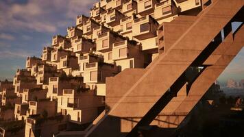 une gratte-ciel bâtiment avec nombreux balcons photo