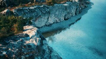 grand rochers saillant en dehors de le magnifique turquoise chaud mer photo