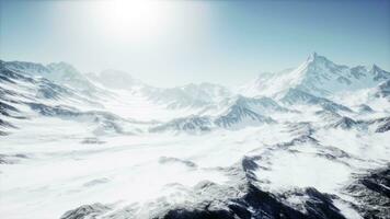 vue aérienne de l'avion du paysage de montagne canadien couvert de neige bleue photo