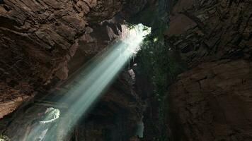 une fascinant la grotte rempli avec pétillant rochers photo