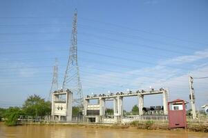 le électrique câble station est sur une Contexte de vert et bleu ciel. barrage dans pays Thaïlande photo