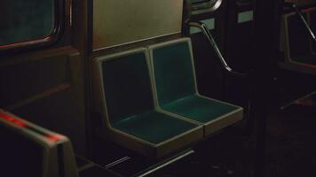 une vert siège suivant à une fenêtre à l'intérieur une métro train photo