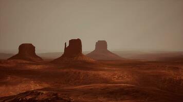 une étourdissant aérien vue de une désert paysage avec majestueux montagnes photo