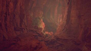 une vibrant rouge Roche la grotte avec étourdissant Naturel formations photo