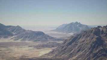 un aérien vue de une Montagne intervalle dans le désert photo