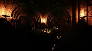 une serein et mystique temple pièce illuminé par vacillant aux chandelles photo