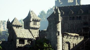 vieux ruiné Château dans le brumeux montagnes photo