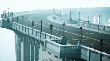 un vide illuminé asphalte route dans une épais brouillard photo