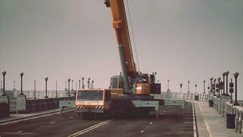 gros auto grue sur le pont en dessous de contraction photo