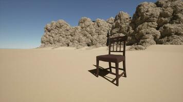 une chaise séance dans le milieu de une désert photo