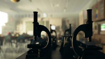 deux microscopes séance sur Haut de une table dans une pièce photo